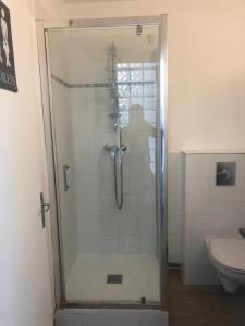 een douchecabine in een badkamer met een toilet bij Appartements Saint Gratien 3 min à pied transport Tour Eiffel in Saint-Gratien