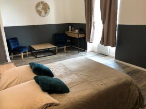 1 dormitorio con 1 cama grande y 2 almohadas en CHAMBRES D'HOTES DANS DOMAINE DE CHARME A EPERNAY en Mardeuil