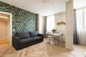 salon z kanapą i stołem w obiekcie Casa Duomo Luxury Suites w mieście Monza