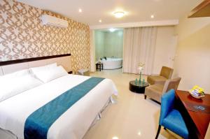 Postel nebo postele na pokoji v ubytování Dom Hotel + 19 fotografií