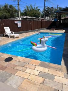 una piscina con un flotador de unicornios en una piscina en Chales da Lua Juquehy, en Juquei