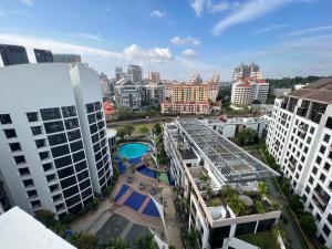 une vue aérienne sur une ville avec de grands bâtiments dans l'établissement River Place, à Singapour