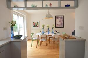 een keuken en eetkamer met een tafel en stoelen bij Aldeburgh Lodge Gardens in Aldeburgh