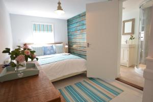 um quarto com uma cama e uma cabeceira em madeira em Alinka, Aldeburgh em Aldeburgh