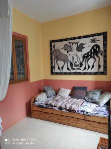 1 dormitorio con 1 cama con una foto en la pared en Afrique Appartement de 42m2 à la montagne, en Eaux-Bonnes