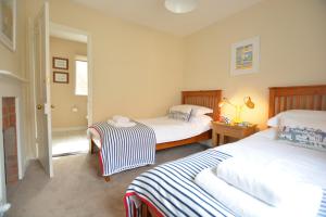 - une chambre avec 2 lits et une table dans l'établissement Gosfield Cottage, Aldeburgh, à Aldeburgh