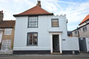 a white house with a red roof at Gosfield Cottage, Aldeburgh in Aldeburgh