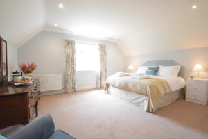 1 dormitorio con cama y ventana en Mowbrays, Middleton en Middleton
