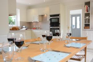 una mesa con copas de vino en la cocina en Mowbrays, Middleton en Middleton