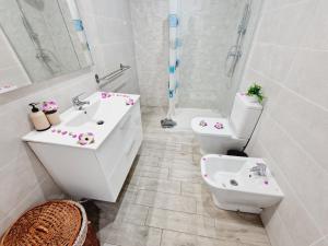 Łazienka w obiekcie Luxury San Marino apartment & pool view