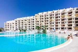 hotel z dużym basenem przed budynkiem w obiekcie Luxury San Marino apartment & pool view w mieście Los Cristianos