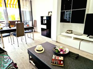 Część wypoczynkowa w obiekcie Luxury San Marino apartment & pool view