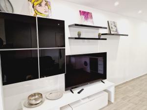 Telewizja i/lub zestaw kina domowego w obiekcie Luxury San Marino apartment & pool view