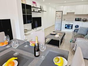 Kuchnia lub aneks kuchenny w obiekcie Luxury San Marino apartment & pool view