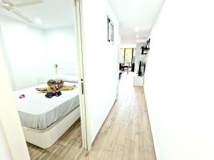 Łóżko lub łóżka w pokoju w obiekcie Luxury San Marino apartment & pool view