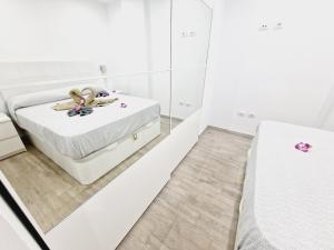 Łóżko lub łóżka w pokoju w obiekcie Luxury San Marino apartment & pool view