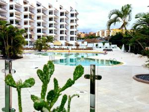 Basen w obiekcie Luxury San Marino apartment & pool view lub w pobliżu