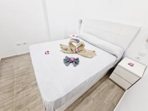 Łóżko lub łóżka w pokoju w obiekcie Luxury San Marino apartment & pool view