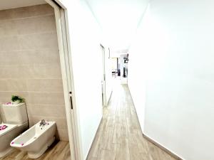 łazienka z wanną, toaletą i umywalką w obiekcie Luxury San Marino apartment & pool view w mieście Los Cristianos