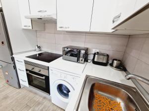 Kuchnia lub aneks kuchenny w obiekcie Luxury San Marino apartment & pool view