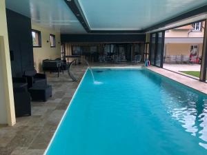 Piscina en o cerca de Domaine les petits bois seminaire 36 couchages avec piscine privée 31 degrés