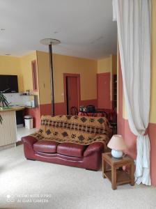 salon z kanapą i stołem w obiekcie Afrique Appartement de 42m2 à la montagne w mieście Eaux-Bonnes