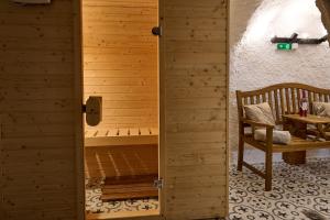 une porte menant à un sauna avec une chaise et une table dans l'établissement Sklep jinak, à Jihlava