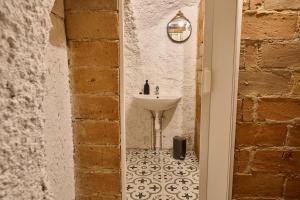 La salle de bains est pourvue d'un lavabo et d'un lavabo blanc. dans l'établissement Sklep jinak, à Jihlava
