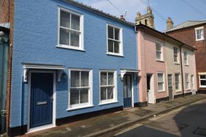 ein blaues Haus auf einer Straße in einer Stadt in der Unterkunft 53 Tern Cottage, Aldeburgh in Aldeburgh