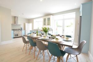 a kitchen and dining room with a table and chairs at Wide Skies, Aldeburgh in Aldeburgh