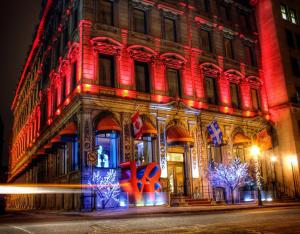 un bâtiment avec des lumières de Noël devant lui dans l'établissement LHotel, à Montréal