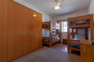 聖保羅的住宿－Casa no Tatuapé com Garagem e Portão Automático，客房设有两张双层床和一张书桌。