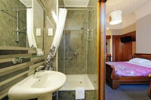 Kylpyhuone majoituspaikassa London Visitors Hotel
