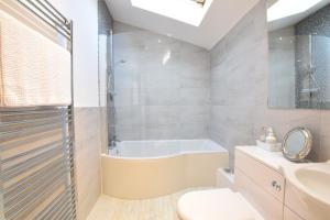 Ένα μπάνιο στο The Smokehouse Cottage +19 φωτογραφίες