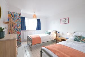 Llit o llits en una habitació de Rosedene, Rickinghall