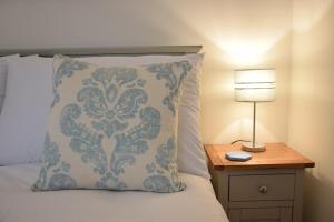 Ένα ή περισσότερα κρεβάτια σε δωμάτιο στο Bluebelle Cottage, Peasenhall