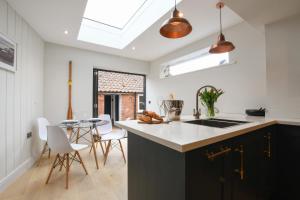 Köök või kööginurk majutusasutuses Arlo Cottage, Orford