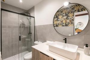 łazienka z umywalką i lustrem w obiekcie San Lorenzo Collection Homes - Space Maison Apartments w Sewilli +37 zdjęć