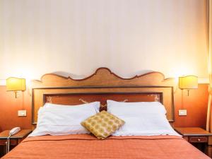 ローマにあるイル   ガットパルド ルレのベッドルーム(白い枕のベッド1台付)