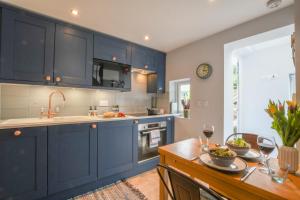 Una cocina o kitchenette en Caines Cottage, Westleton