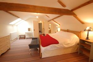 a bedroom with a bed and a desk and a chair at Stable Cottage at the Grove, Great Glemham in Framlingham