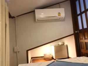 een kamer met een bed en airconditioning aan de muur bij Baan Chan Lay Koh Chang in Ko Chang