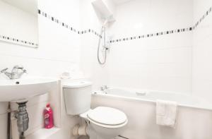 a white bathroom with a toilet and a sink at BEST PRICE - Fantastic 2bed 2bath City Centre Apartment! 1 Double bed, 3 Singles or Kingsize, Sofabed, Smart TVs, FREE PARKING in Southampton