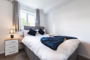 a bedroom with a large bed with a window at BEST PRICE - Fantastic 2bed 2bath City Centre Apartment! 1 Double bed, 3 Singles or Kingsize, Sofabed, Smart TVs, FREE PARKING in Southampton