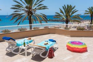a patio with a table and chairs and the ocean at Apartamentos Vista Sur in Playa de las Americas