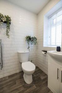 ein weißes Bad mit einem WC und einem Waschbecken in der Unterkunft Albert Rd by The V Group in Blackpool