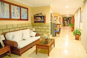 sala de estar con sofá y mesa en Apartamentos Callaomar, en Callao Salvaje