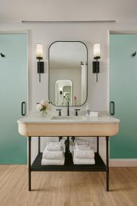 y baño con lavabo y espejo. en Virgin Hotels New York City, en Nueva York