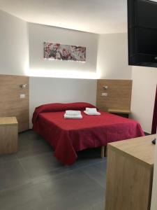 Postel nebo postele na pokoji v ubytování Longevity Hotel