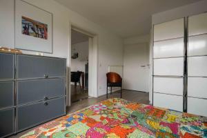een slaapkamer met een bed en een dressoir bij Apartment Mini-Loft am Schloss in Raesfeld